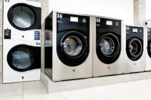 Übersicht der Waschmaschinen- und Trockner-Stationen im Wash&Go Stuttgart West.