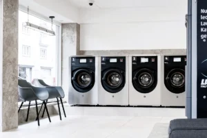 Einladender Wartebereich mit Sitzgelegenheiten im Wash&Go Waschsalon Stuttgart West.