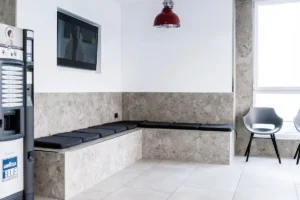 Kombinierte Lounge-Ecke und großer Falttisch zum Zusammenlegen der Wäsche im Wash&Go Stuttgart West.