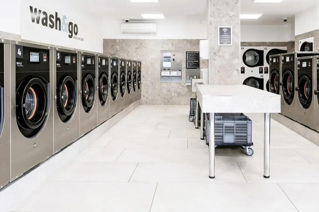 Innenansicht des sauberen und modernen Wash&Go SB-Waschsalons in Stuttgart West, Schwabstraße.