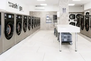 Innenansicht des sauberen und modernen Wash&Go SB-Waschsalons in Stuttgart West, Schwabstraße.