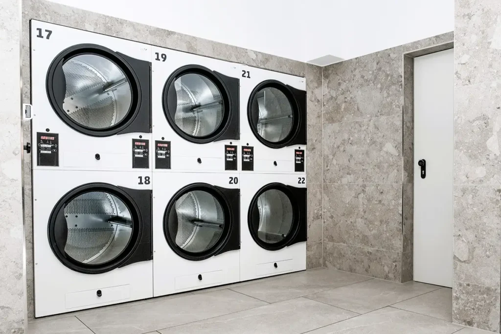 Große XXL-Trockner im Wash&Go Stuttgart West für Bettdecken und große Wäschemengen.