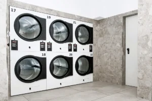 Große XXL-Trockner im Wash&Go Stuttgart West für Bettdecken und große Wäschemengen.